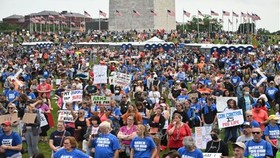Người dân Mỹ tuần hành kêu gọi ngăn chặn bạo lực súng đạn tại Quảng trường National Mall ở Thủ đô Washington, ngày 11-6-2022. Ảnh: AFP/TTXVN