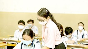 Học sinh tham gia kỳ thi tuyển sinh lớp 10 công lập tại điểm thi Trường THCS Bàn Cờ ngày 11-6. Ảnh: CAO THĂNG