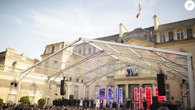 Buổi biểu diễn âm nhạc trong khuôn viên Điện Elysée