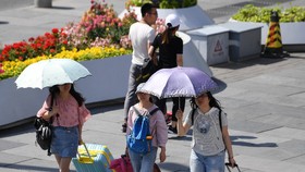 Người dân đi bộ trong nắng nóng ở Bắc Kinh. (Ảnh minh họa: Tân Hoa Xã)