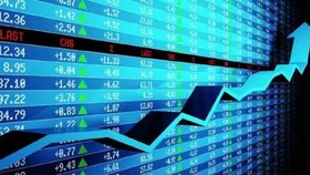 Cổ phiếu chứng khoán và thép bứt phá, VN-Index vượt 1.200 điểm