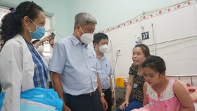 Thứ trưởng Bộ Y tế Nguyễn Trường Sơn thăm hỏi động viên bệnh nhi điều trị sốt xuất huyết tại Bệnh viện Quận 8, ngày 27-6