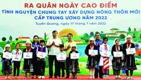 Tặng quà cho học sinh có hoàn cảnh khó khăn tại Tuyên Quang
