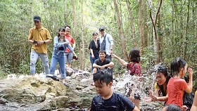 Du khách trải nghiệm du lịch khám phá tại Suối Trúc, tỉnh Tây Ninh. Ảnh: HOÀNG HÙNG