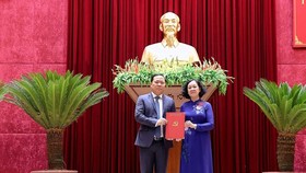 Đồng chí Trương Thị Mai trao Quyết định cho đồng chí Nguyễn Phi Long. Ảnh: TTXVN
