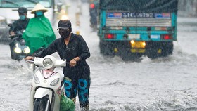 Mưa lớn gây ngập trên đường Nguyễn Văn Khối, quận Gò Vấp, TPHCM khiến người dân đi lại khó khăn. Ảnh: HOÀNG QUÂN