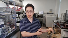 Giáo sư Steve Park trình diễn một hình xăm điện tử (e-tattoo) trên cánh tay của mình được kết nối với hệ thống theo dõi điện tâm đồ (ECG). Ảnh: Reuters