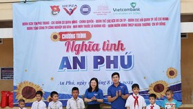 Trao quà cho thiếu nhi có hoàn cảnh khó khăn. Ảnh: hcmcpv