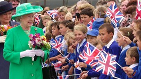 Nữ hoàng Elizabeth II thăm trường học ở Anh. Nguồn: schoolsweek.co.uk
