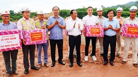 Phó Thủ tướng Lê Văn Thành tặng quà động viên các đơn vị thi công
