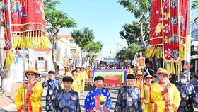 Các đại biểu thực hiện nghi thức lễ Thượng đại kỳ trong sáng 9-9. Ảnh: hcmcpv