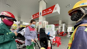 Đổ xăng tại cửa hàng xăng dầu Hiệp Quế, xã Phước Kiển, huyện Nhà Bè, TPHCM. Ảnh: HOÀNG HÙNG