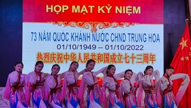 Tiết mục ca múa chào mừng kỷ niệm 73 năm Quốc khánh nước Cộng hòa Nhân dân Trung Hoa