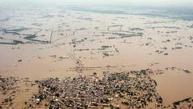 Lũ lụt kinh hoàng ở Pakistan. Ảnh: Guardian