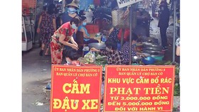 Ban quản lý chợ Bàn Cờ, phường 3 (quận 3, TPHCM) nghiêm khắc với tình trạng xả rác bừa bãi. Ảnh: HOÀNG HÙNG