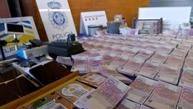 Tiền giấy 500 euro giả bị cảnh sát thu giữ. (Nguồn: barrons.com)