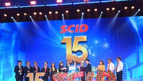 Ban lãnh đạo SCID các thời kỳ và đại biểu khách mời thực hiện nghi thức chúc mừng tuổi 15 của SCID