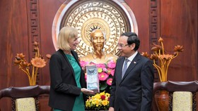 Bí thư Thành ủy TPHCM Nguyễn Văn Nên tặng quà lưu niệm Tổng Lãnh sự Hoa Kỳ Susan Burns. Ảnh: VIỆT DŨNG