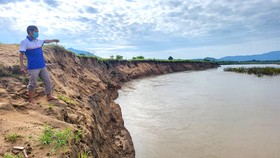 Sông Ba đoạn qua buôn Lang sạt lở nghiêm trọng, nguy cơ “nuốt” đất sản xuất