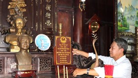 Ông Nguyễn Đô Lương (cháu ngoại đồng chí Võ Văn Ngân) chăm nom ngôi nhà thờ đồng chí Võ Văn Ngân