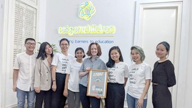 Hoàng Nhật Minh (bìa trái) hiện đang làm việc tại Saigon Children’s