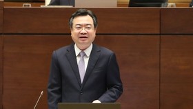 Bộ trưởng Bộ Xây dựng Nguyễn Thanh Nghị trả lời chất vấn sáng 4-11. Ảnh: QUANG PHÚC
