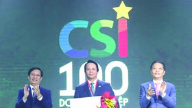 Ông Trần Long, Phó Tổng Giám đốc BIDV, đại diện ngân hàng nhận giải thưởng