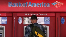 Rút tiền tại một ngân hàng ở Mỹ