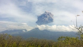 Agung volcano eruption reduces tourists to Bali