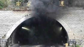 Khói đen bốc lên nghi ngút từ hiện trường vụ tai nạn ở đường hầm Taojiakuang tại thành phố Uy Hải, tỉnh Sơn Đông, Trung Quốc ngày 9-5. Ảnh: Yonhap