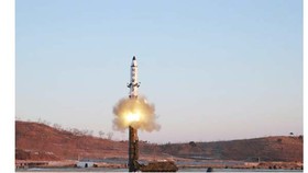Vụ phóng thử tên lửa Pukguksong-2 của Triều Tiên. Ảnh: REUTERS.