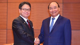 Thủ tướng Nguyễn Xuân Phúc tiếp Bộ trưởng Bộ Kinh tế, Thương mại và Công nghiệp Nhật Bản Hiroshige Seko. Ảnh: VGP