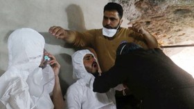 Một số nạn nhân trúng khí độc sarin ở Syria. Ảnh: Reuters