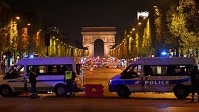 Hiện trường vụ nổ súng tại đại lộ Champs Elysee ngày 20/4, ngay trước thềm cuộc bầu cử Tổng thống Pháp. Nguồn: AP