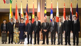 Bộ trưởng Ngoại giao Nhật Bản Fumio Kishida gặp gỡ Đại sứ các nước Đông Nam Á. Nguồn: VOV