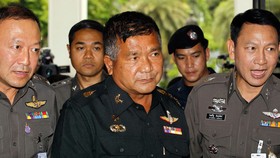 Cảnh sát áp giải Trung tướng Manas Kongpan (giữa) đến trụ sở Cảnh sát Hoàng gia Thái Lan ở Bangkok, ngày 3-6-2015. Ảnh: EPA