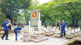 Đoàn “Hành trình tri ân - Tiếp lửa truyền thống” của Đảng ủy Khối Dân - Chính - Đảng TPHCM viếng Nghĩa trang Liệt sĩ Quốc gia Trường Sơn, tháng 7-2017. Ảnh: TRÍ THẾ