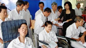 Bà Hồ Thị Hồng trong một hoạt động chăm sóc người khuyết tật tại Trung tâm Thạnh Lộc