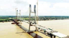 Cầu Cao Lãnh vừa được hợp long vào đầu tháng 9-2017