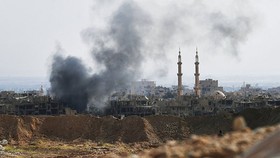 Khói bốc lên sau một cuộc tấn công nhằm vào vị trí của IS ở thành phố miền đông Deir ez-Zor