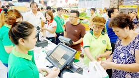 Người tiêu dùng được phục vụ mua sắm tại Sense Market, thuộc Saigon Co.op