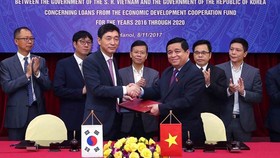 Bộ trưởng Bộ KH-ĐT Nguyễn Chí Dũng và Đại sứ Hàn Quốc tại Việt Nam Lee Hyuk ký kết Hiệp định khung giữa hai Chính phủ về các khoản tín dụng mà Hàn Quốc dành cho Việt Nam