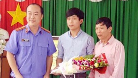 VKSND Đồng Nai xin lỗi ông Nguyễn Trần (áo hồng)