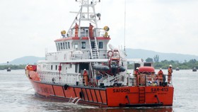 Tàu SAR 413 tìm kiếm cứu nạn trên biển