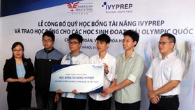 Học viện IvyPrep Education trao học bổng học tiếng Anh cho các học sinh đạt huy chương Olympic Toán, Lý, Hóa năm 2017