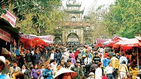 Đông đảo người dân dự lễ hội chùa Hương