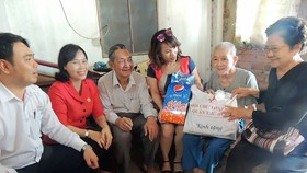 Hội Chữ thập đỏ quận Thủ Đức đến thăm, tặng quà người già neo đơn