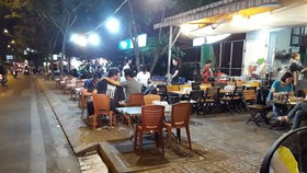 Mỗi tối, các quán nhậu lại bày bán chiếm dụng vỉa hè đường Phạm Văn Đồng