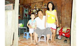 Anh Huỳnh Văn Lộc và 2 cháu