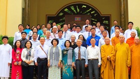 Phó Chủ tịch Bùi Thị Thanh chụp ảnh lưu niệm cùng đoàn đại biểu. Ảnh: daidoanket.vn